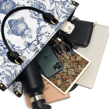 Heilige Eleganz: Blau-weiße Devotion-Ledertasche